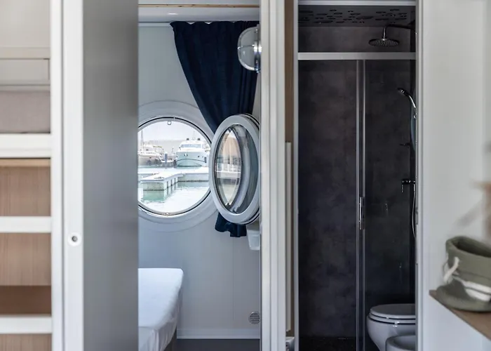 Marina Del Gargano Houseboat