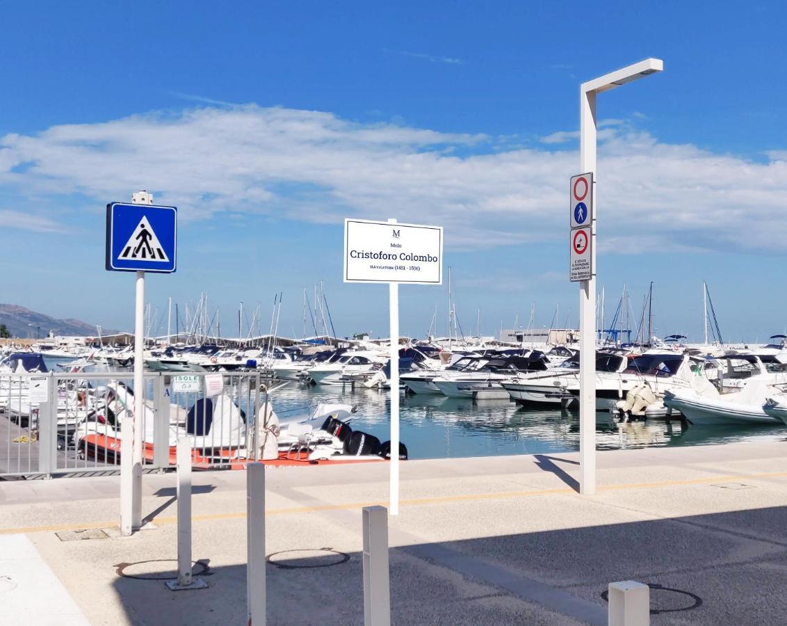 Marina Del Gargano Houseboat Botel *