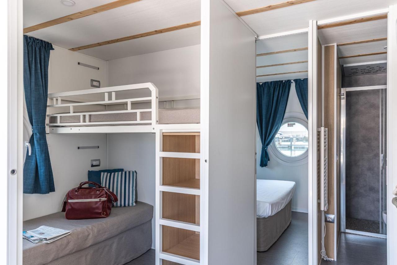 Marina Del Gargano Houseboat Botel