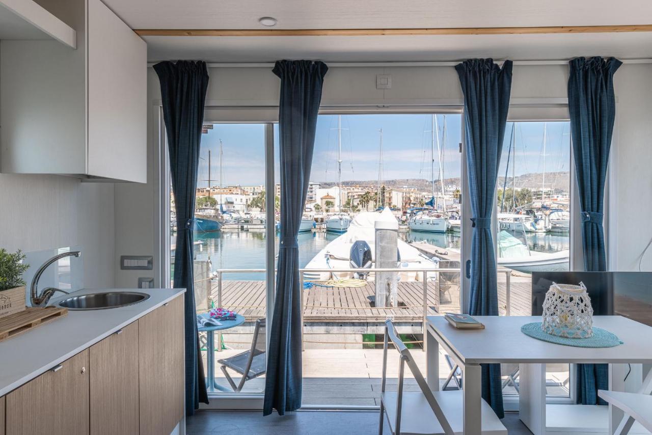 Botel Marina Del Gargano Houseboat