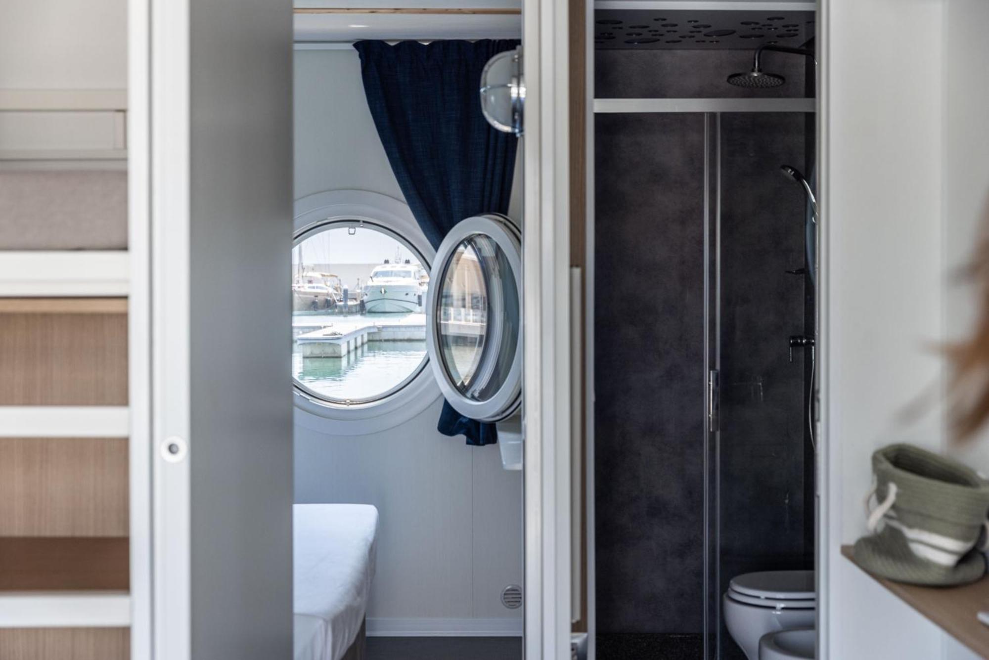 Marina Del Gargano Houseboat Botel *