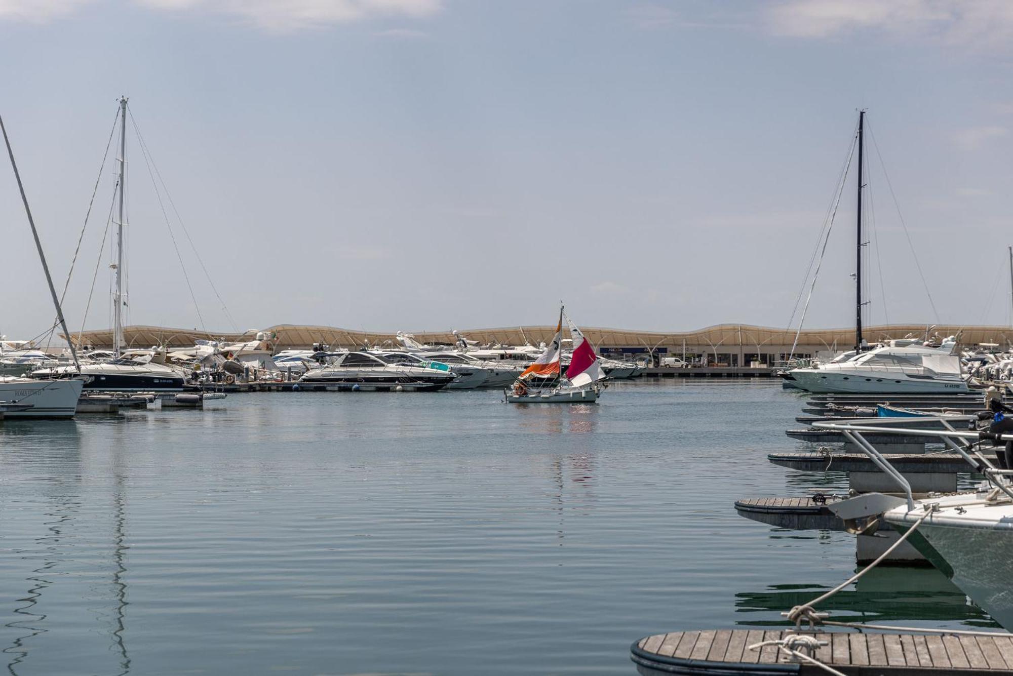 Marina Del Gargano Houseboat Botel