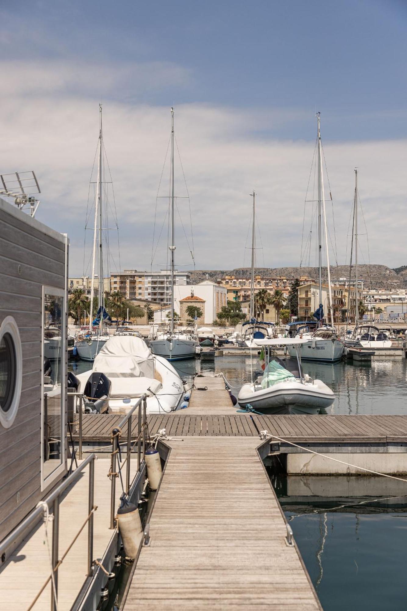 Marina Del Gargano Houseboat Botel Manfredonia