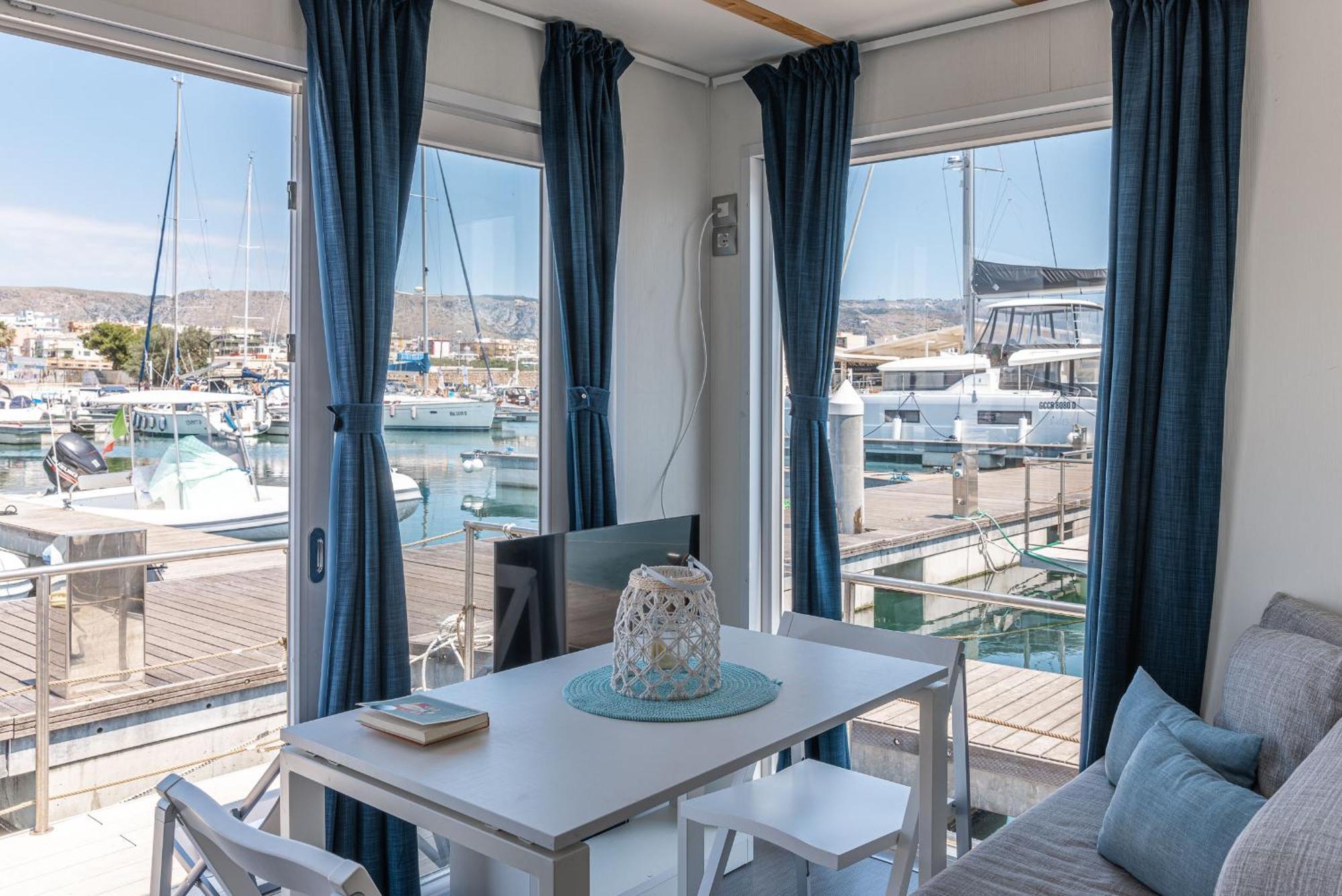 Botel Marina Del Gargano Houseboat *