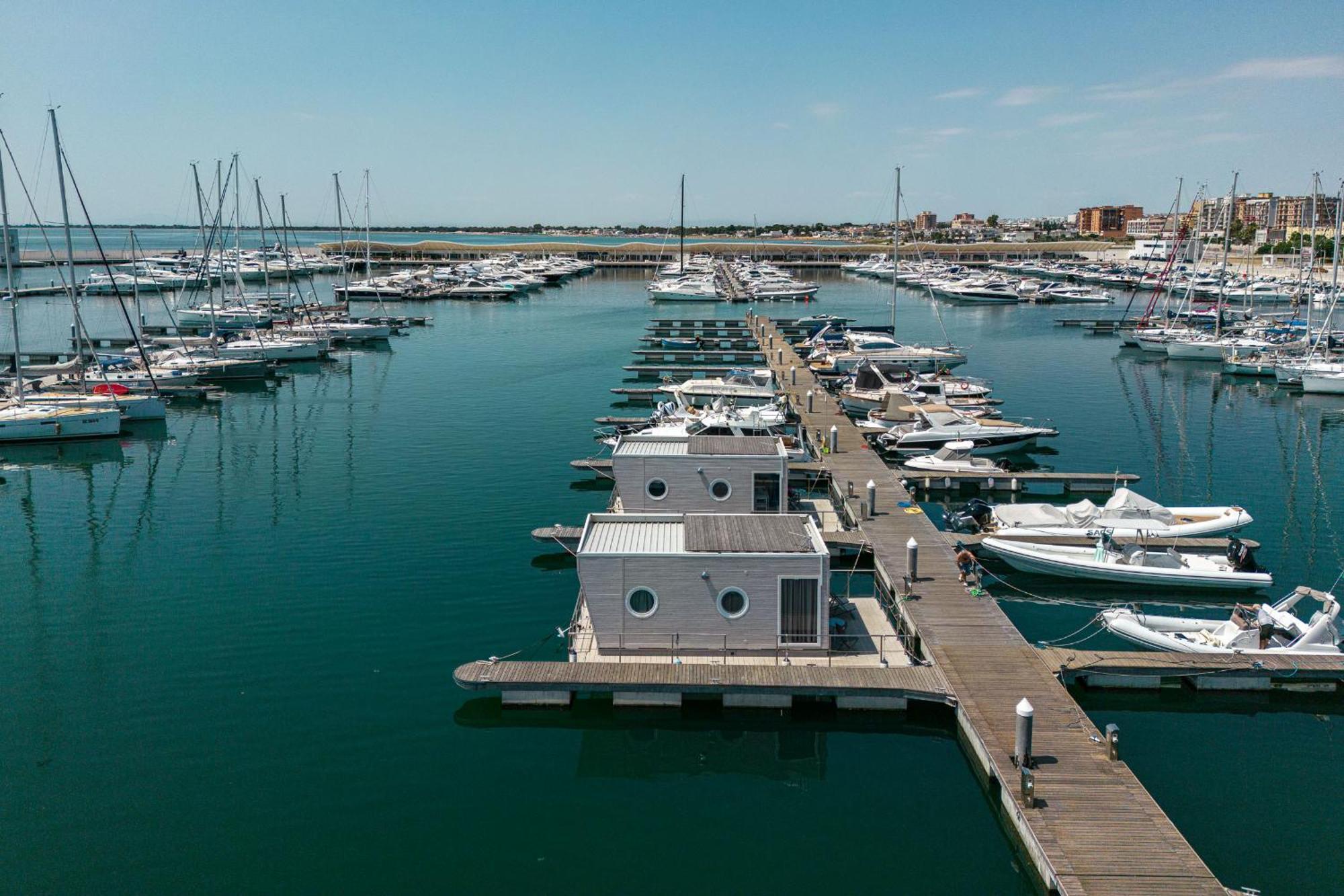 Marina Del Gargano Houseboat Botel
