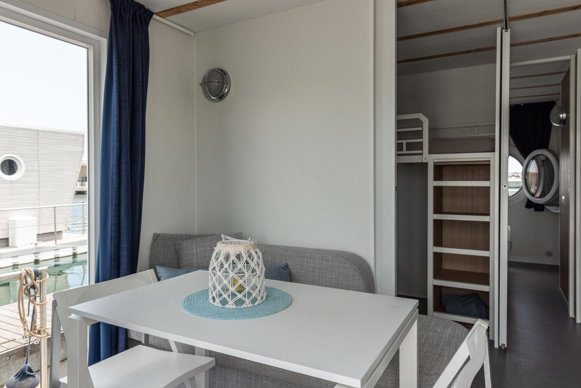Botel Marina Del Gargano Houseboat *
